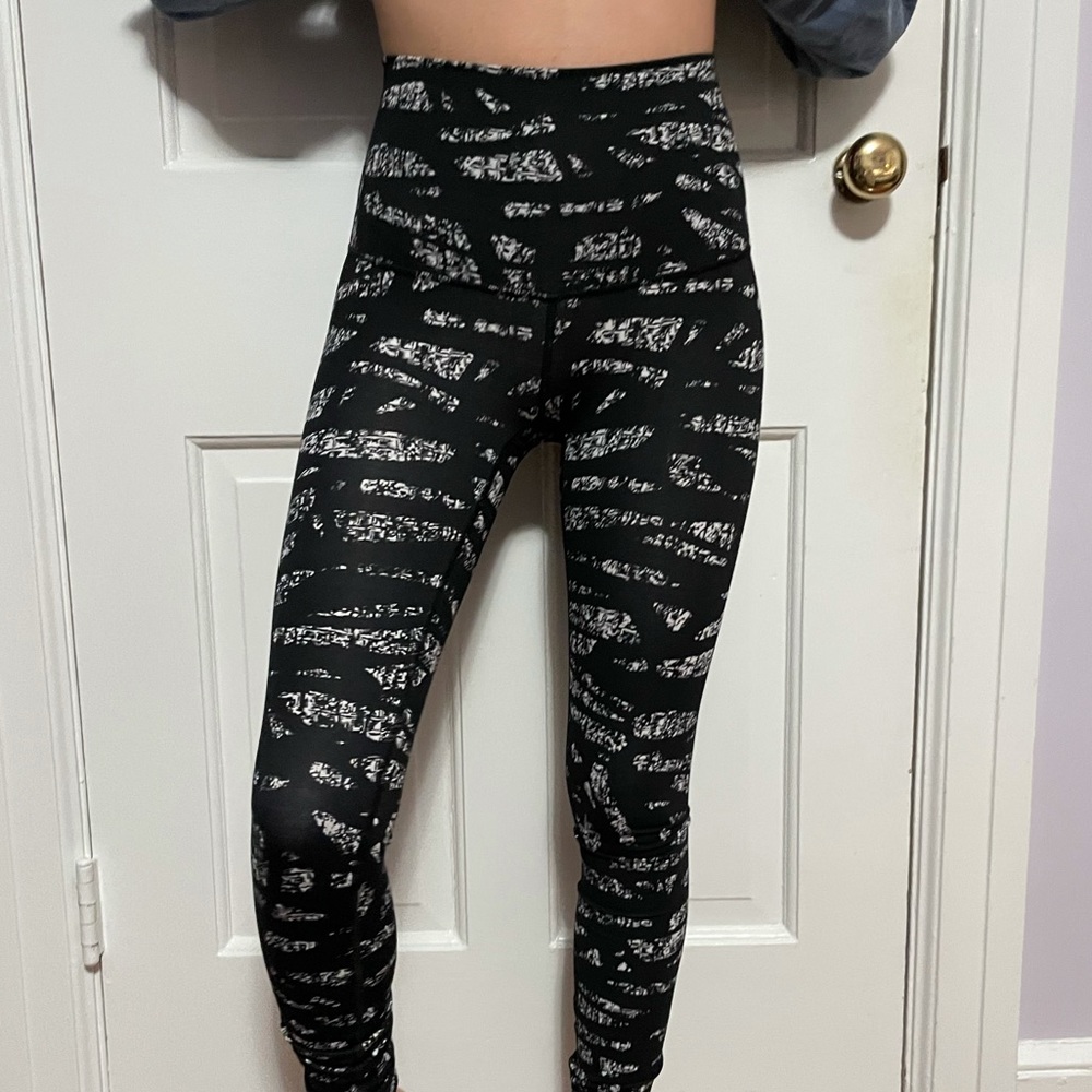 New lululemon workout leggings black with white pattern size 2